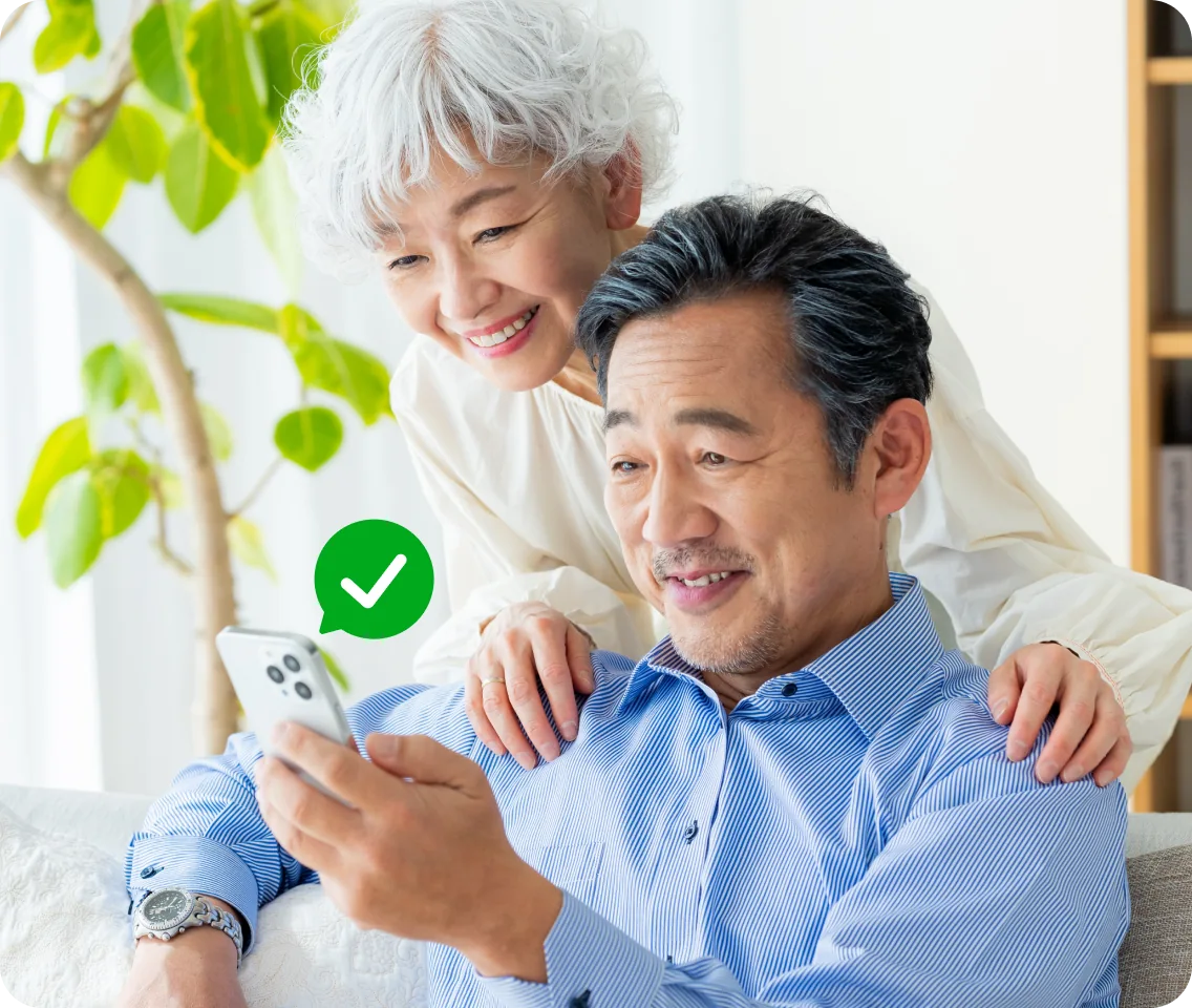 TrendLifeの詐欺バスターアプリの「家族のメンバー」画面を示したスマートフォンの画像。「お父さん」の項目に詐欺検出の警告が表示され、今すぐ対応を開始するよう促している。
